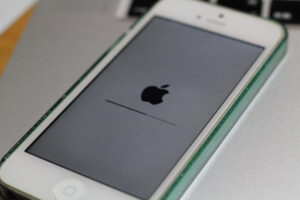 FonePaw iOSシステム修復：修復中のiPhoneの画面